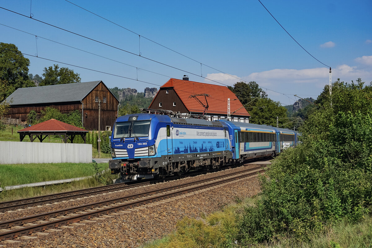 ELL/CD 193 293 mit dem EC 173 von Berlin Hbf nach Budapest-Nyugati passierte am 07.09.2024 die Stelle in Kurort Rathen.