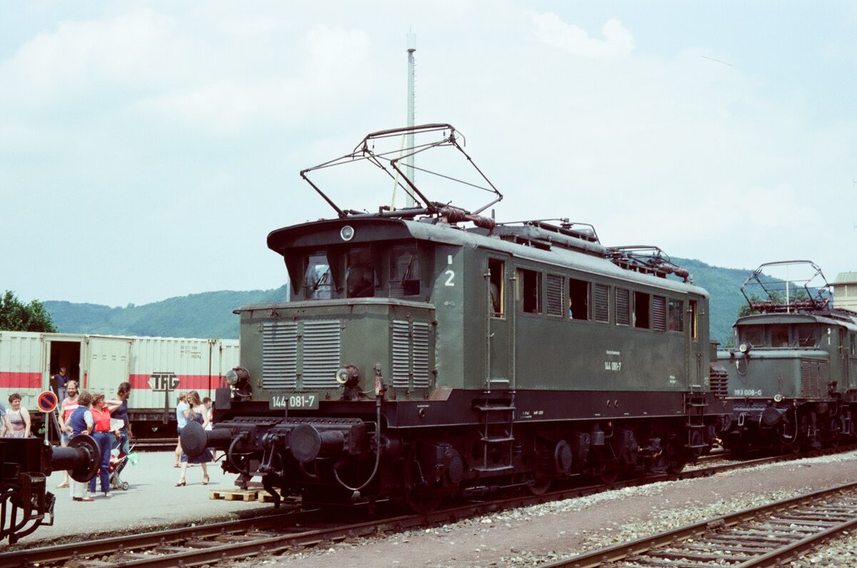 Ellok 144 081-7 (DB) bei einer Lokausstellung am Beginn der Geislinger Steige vor dem Bahnhof Geislingen (26.06.1983)