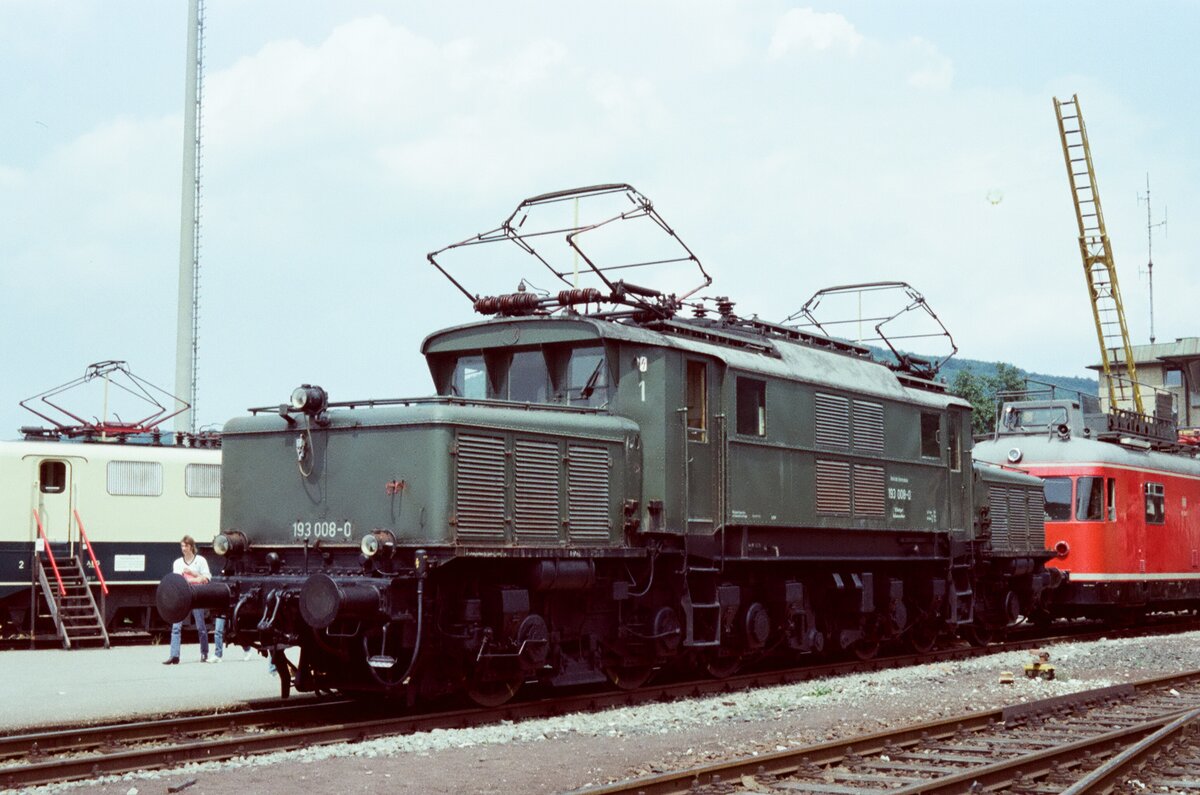 Ellok 193 008-0 (DB) bei einer Lokausstellung (26.06.1983) vor dem Bahnhof Geislingen Steige. Lokomotiven der DB-Baureihe 193 waren als Schiebelokomotiven noch recht lange auf der Geislinger Steige eingesetzt. 