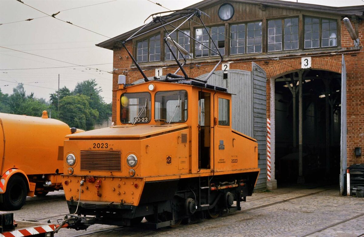 Ellok 2023 (SSB) war nur sehr wenig  im früheren Straßenbahndepot Möhringen (früher Filderbahn) zugange. Am 26.07.1984 hatte ich das Glück, der kleinen Lok hier zu begegnen.