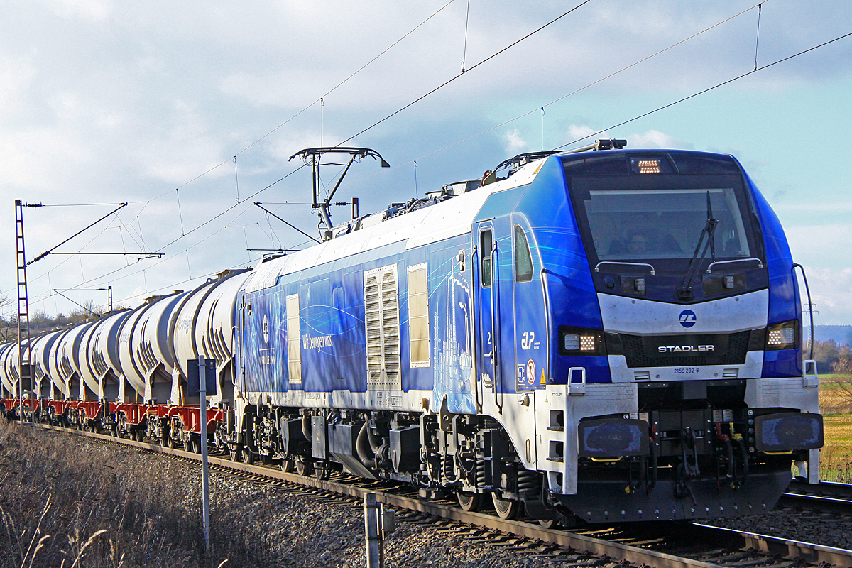  ELP 159 232-8 mit Kesselwagen (Laugen) am 17.01.20223 nördlich von Salzderhelden am Bü 75,1 in Richtung Hannover  -European Loc Pool AG-