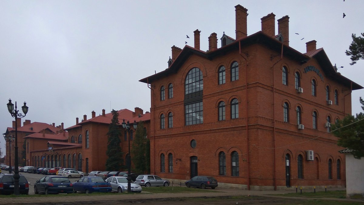 Empfangsgebäude des Hauptbahnhofs Suceava (Burdujeni) fotografiert von der Straßenseite am 25.11.2017