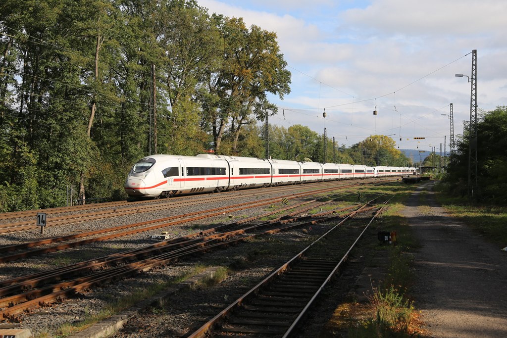 En ICE Doppel, vorne 411002-9, fährt hier am 76.10.2024 um 15.49 Uhr in Richtung Hanau durch den Bahnhof Kahl am Main.