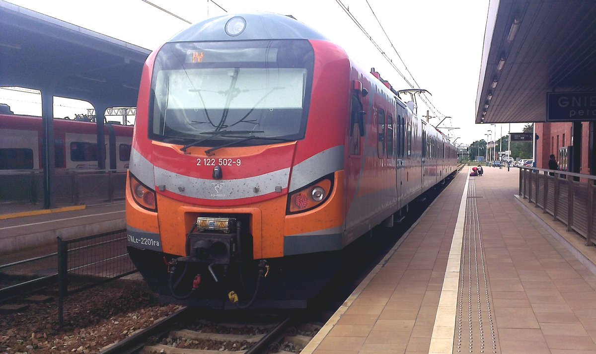 EN57ALc-2201 in Bahnhof Gniezno, 26.05.2019