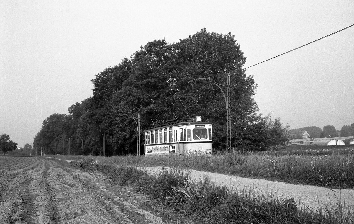 END  Straßenbahn Esslingen-Nellingen-Denkendorf__Die aber auch nach Scharnhausen und Neuhausen fuhr. Im Bild Tw 10 [ME 1942] nahe der Ausweich-Haltestelle 'Krähenbach' zwischen Nellingen und Scharnhausen.__08-06-1976
