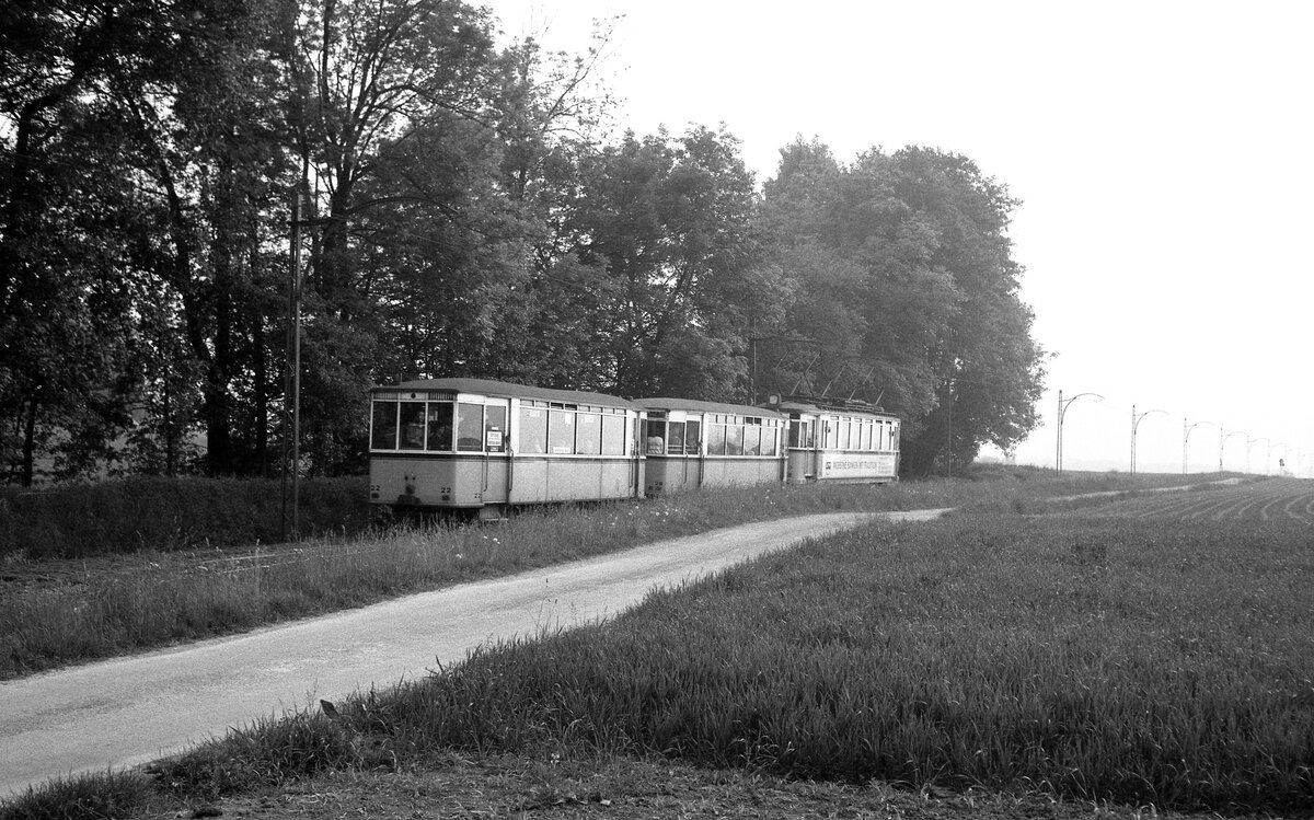 END Straßenbahn Esslingen-Nellingen-Denkendorf__Die aber auch nach Scharnhausen und Neuhausen fuhr. Tw 3 [ME 1926] mit Bw 29 und 22 [ME 1929 und 1926] verlassen die Haltestelle 'Krähenbach' nach Nellingen - Esslingen. Im Frühverkehr haben an der stumpf endenden Endstation Neuhausen die Bw den Tw  getauscht  (Stoß-Tw Betrieb).__08-06-1976 