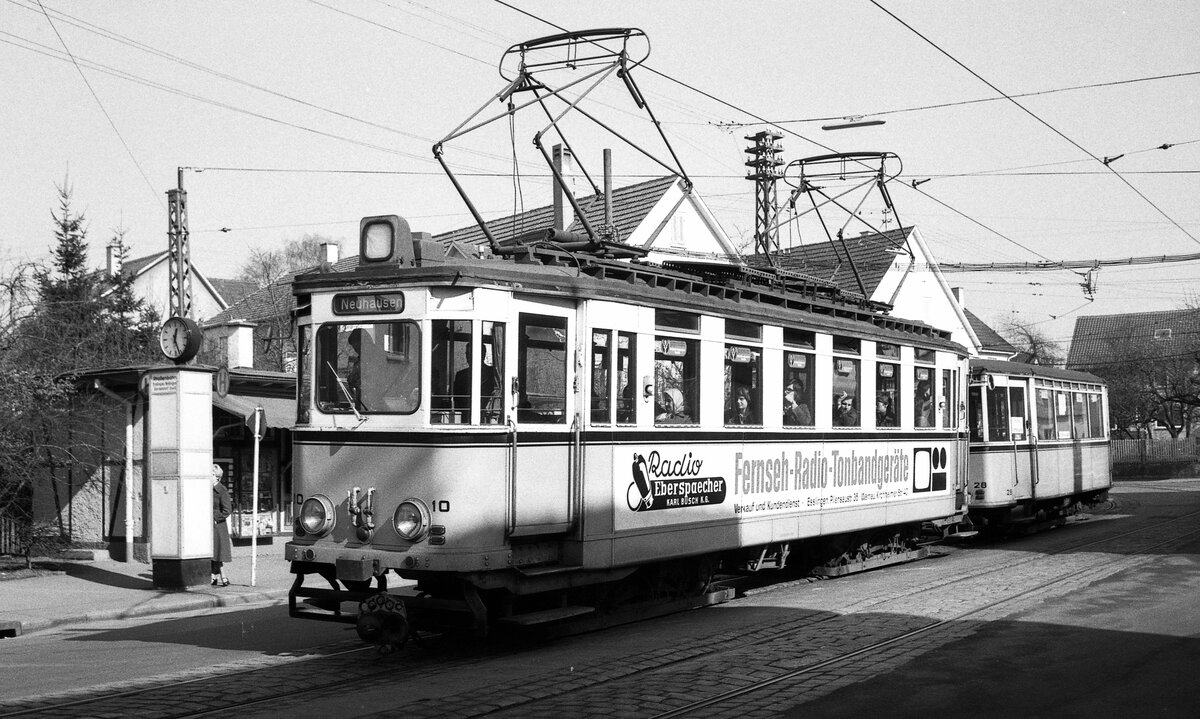 END Straßenbahn Esslingen-Nellingen-Denkendorf__Die aber auch nach Scharnhausen und Neuhausen fuhr. Tw 10 [ME 1942] mit Bw 28 [ME 1927] nach Neuhausen wartet an der Haltestelle in der Nellinger Hindenburgstr. den Anschluß von Denkendorf ab.__09-04-1974 