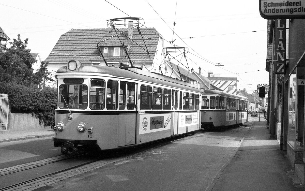 END Straßenbahn Esslingen-Nellingen-Denkendorf__Die aber auch nach Scharnhausen und Neuhausen fuhr. Tw 13 mit Bw 37 [ME 1958] rangiert in der Hauptstraße in Nellingen.__25-05-1976 