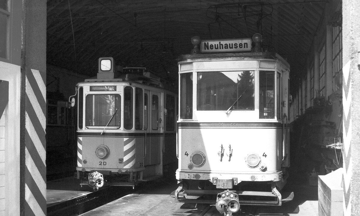 END Straßenbahn Esslingen-Nellingen-Denkendorf__Die aber auch nach Scharnhausen und Neuhausen fuhr. Tw 4 [ME 1926] in der Wagenhalle. Tw 4, als einziger Tw bis zum Schluß äußerlich nahe am Originalzustand, neben ATw 20 [ME 1950; 1965 ex SSB 297; 1980 an SMS > ATw 2020.__04-03-1976 