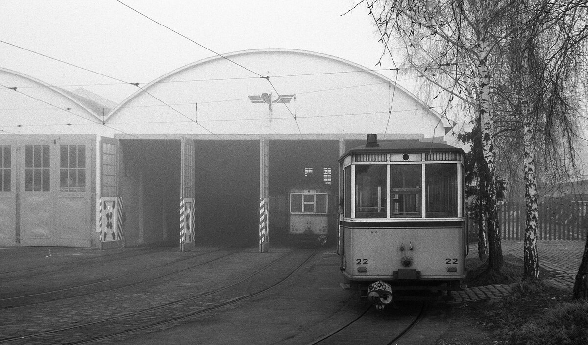 END Straßenbahn Esslingen-Nellingen-Denkendorf__Die aber auch nach Scharnhausen und Neuhausen fuhr. Das Depot in Nellingen im Nebel. Bw 22 [ME 1926] steht vor der Halle.__02-03-1976 