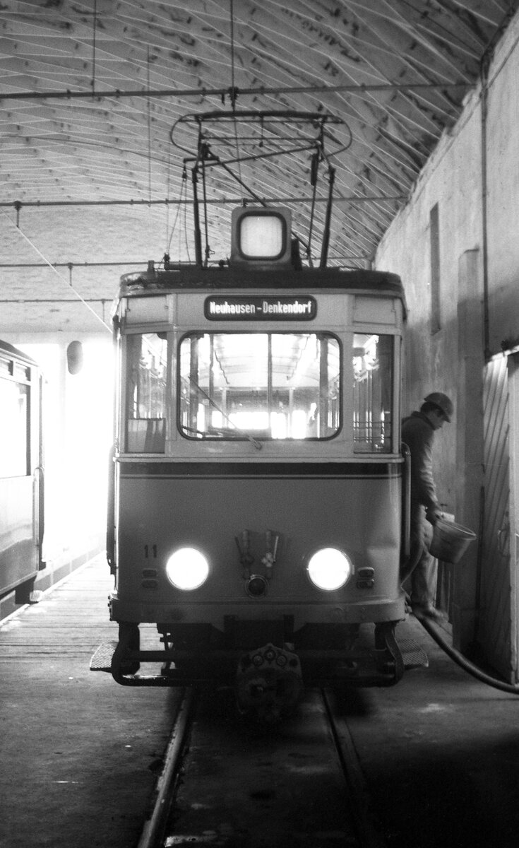 END Straßenbahn Esslingen-Nellingen-Denkendorf__Die aber auch nach Scharnhausen und Neuhausen fuhr. Tw 11 [ME 1955] in der Wagenhalle in Nellingen. .__02-03-1976 