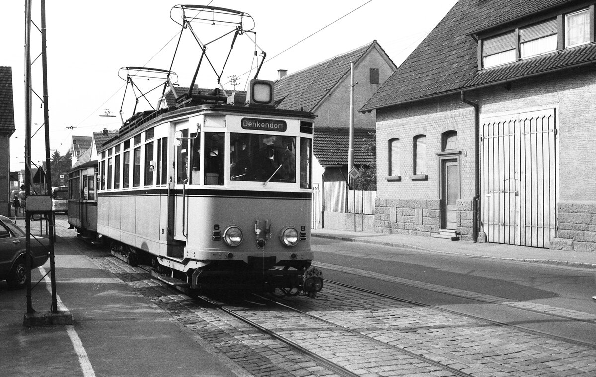 END Straßenbahn Esslingen-Nellingen-Denkendorf__Die aber auch nach Scharnhausen und Neuhausen fuhr. Tw 8 [ME 1926] mit Bw in Nellingen, Blickrichtung Denkendorf. Im Hintergrund links, zwischen Bw und den Bussen zweigt nach links das Depotgleis ab.__08-06-1976 