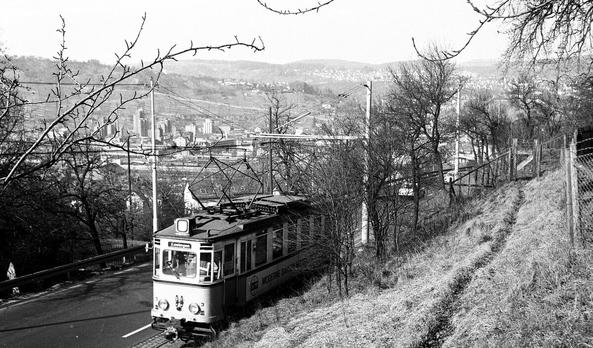 END Straßenbahn Esslingen-Nellingen-Denkendorf__Die aber auch nach Scharnhausen und Neuhausen fuhr. Tw 3 [ME 1926] auf Talfahrt vom Zollberg.__01-04-1976 