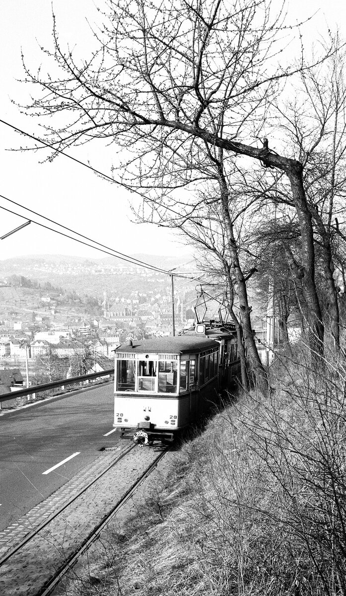 END Straßenbahn Esslingen-Nellingen-Denkendorf__Die aber auch nach Scharnhausen und Neuhausen fuhr. Tw mit Bw 28 [ME 1927] auf Talfahrt vom Zollberg.__01-04-1976 