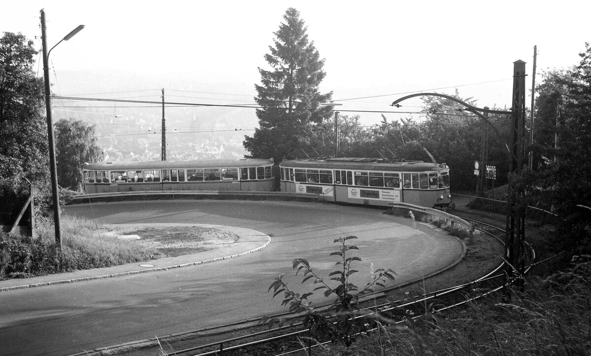 END Straßenbahn Esslingen-Nellingen-Denkendorf__Die aber auch nach Scharnhausen und Neuhausen fuhr. Tw 13 [ME 1958] mit Bw auf Bergfahrt in der obersten Kehre. __18-06-1976 