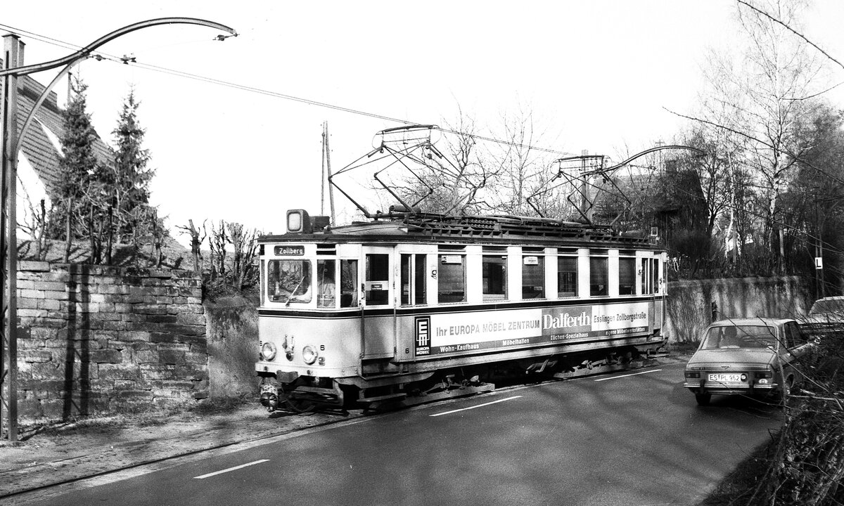 END Straßenbahn Esslingen-Nellingen-Denkendorf__Die aber auch nach Scharnhausen und Neuhausen fuhr. Tw 6 [ME 1927] fährt talwärts nach Esslingen, kurz vor der zweiten Serpentine. __01-04-1976 