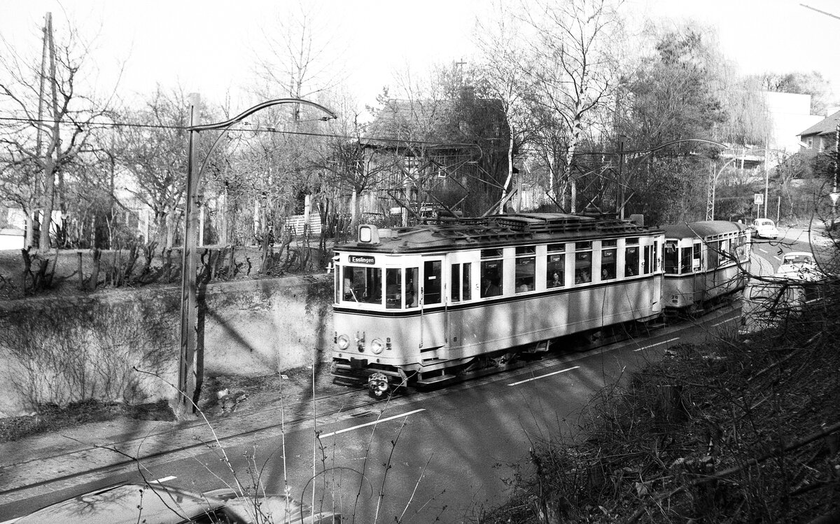 END Straßenbahn Esslingen-Nellingen-Denkendorf__Die aber auch nach Scharnhausen und Neuhausen fuhr. Tw 8 [ME 1929] mit Bw 26 [ME 1926] fährt talwärts nach Esslingen, kurz vor der zweiten Serpentine.__01-04-1976 