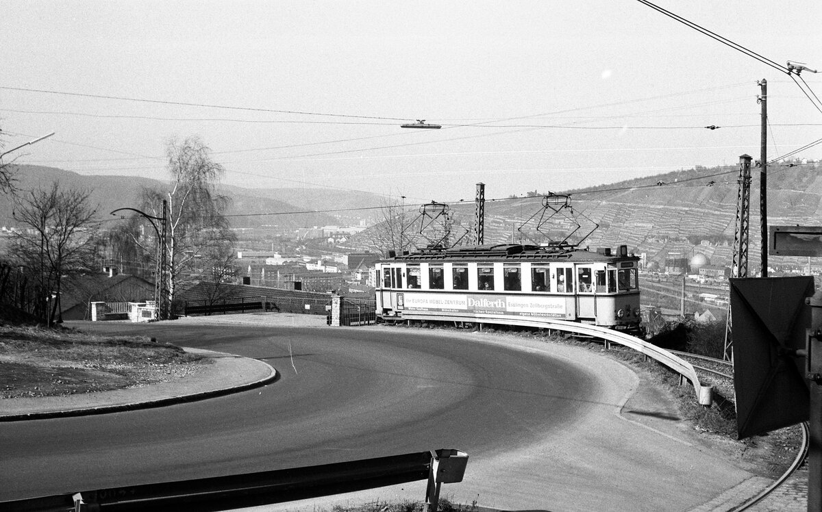 END Straßenbahn Esslingen-Nellingen-Denkendorf__Die aber auch nach Scharnhausen und Neuhausen fuhr. Tw 6 [ME 1927] in der ersten Serpentine oberhalb Esslingen. Der Blick geht Richtung  Geburtsstätte  (nicht nur) dieser Fahrzeuge : der früheren Maschinenfabrik Esslingen in ES-Mettingen. Und weiter Neckar abwärts nach S-Obertürkheim__20-03-1976 