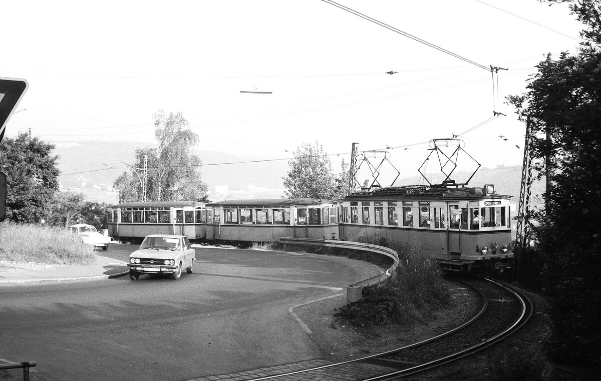 END Straßenbahn Esslingen-Nellingen-Denkendorf__Die aber auch nach Scharnhausen und Neuhausen fuhr. 3-Wagenzug mit Tw 8 [ME 1929] nach Denkendorf in der ersten Serpentine zum Zollberg hinauf.__18-06-1976 