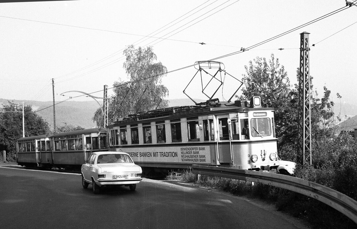 END Straßenbahn Esslingen-Nellingen-Denkendorf__Die aber auch nach Scharnhausen und Neuhausen fuhr. 3-Wagenzug mit Tw 3 [ME 1926] nimmt gleich die erste Serpentine hinauf zum Zollberg.__18-06-1976 