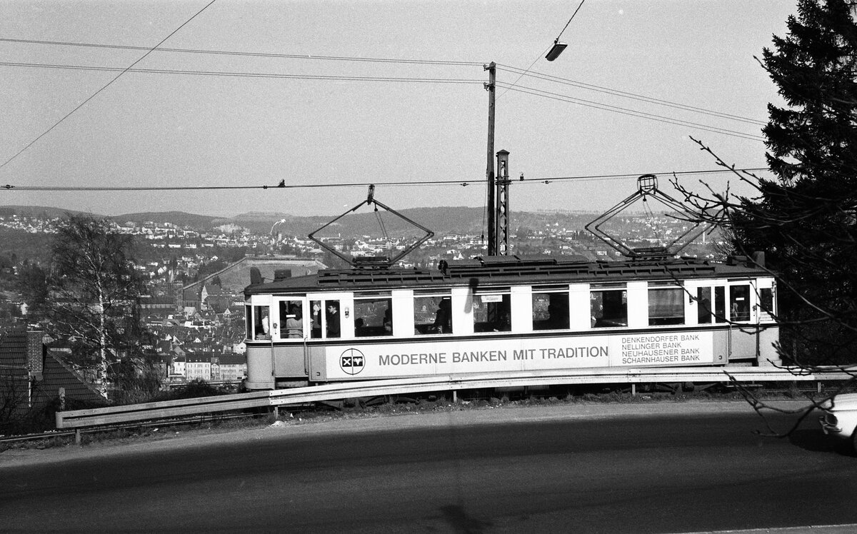 END Straßenbahn Esslingen-Nellingen-Denkendorf__Die aber auch nach Scharnhausen und Neuhausen fuhr. Tw 3 [ME 1926] auf der Bergstrecke, mit Blick hinüber zur Esslinger Burg.__20-03-1976 