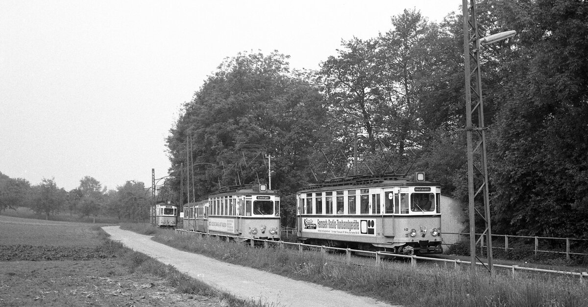 END Straßenbahn Esslingen-Nellingen-Denkendorf__Tw 3 [ME 1926] mit Bw 29 [ME 1929] und Bw 22 [ME 1926] und ein folgender Tw nach Esslingen sowie Tw 10 [ME 1943] nach Neuhausen in der Ausweich-Haltestelle 'Krähenbach' zwischen Nellingen und Scharnhausen.__08-06-1976

    