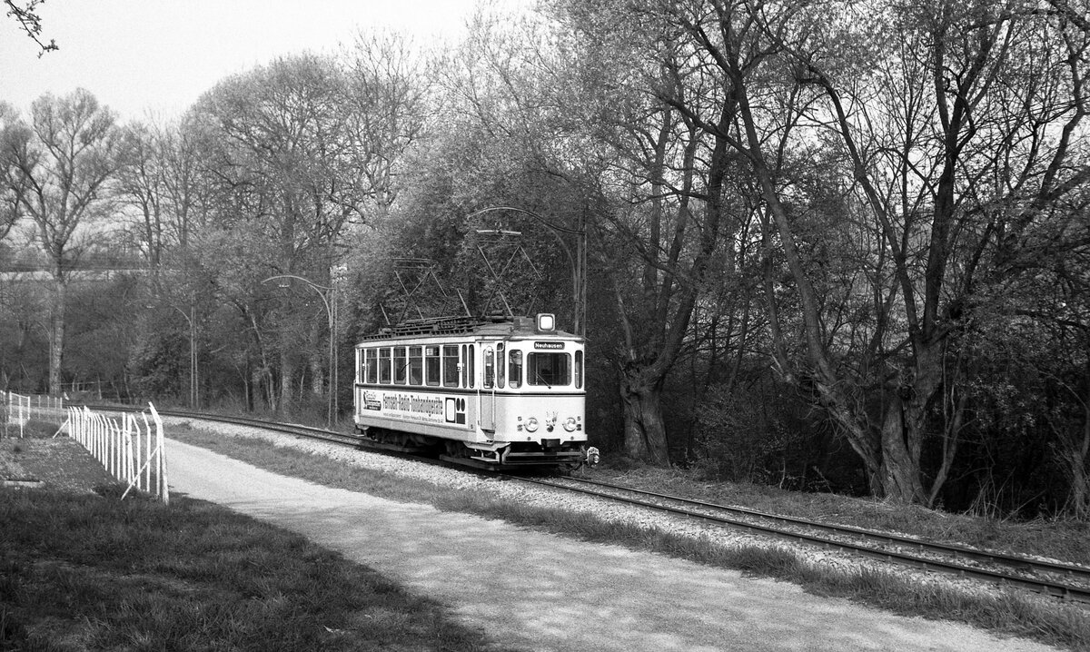 END Straßenbahn Esslingen-Nellingen-Denkendorf__Tw 5 [ME 1926] fährt von der Ausweich-Haltestelle 'Krähenbach' hinunter nach Scharnhausen und wieder hinauf/hinunter nach Neuhausen.__04-03-1976 