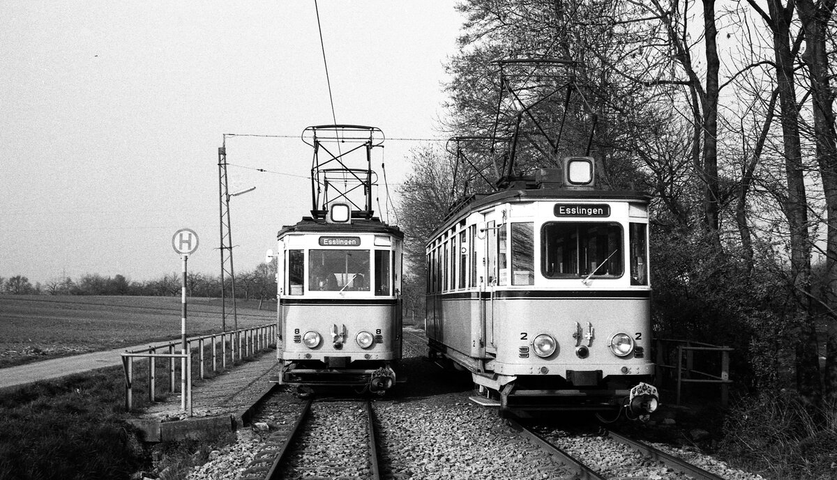 END Straßenbahn Esslingen-Nellingen-Denkendorf__Tw 8 [ME 1929] und Tw 2 [ME 1926] in der Ausweich-Haltestelle 'Krähenbach' zwischen Nellingen und Scharnhausen. Beide Tw hatten  Esslingen  geschildert, aber der rechte Wagen fuhr tatsächlich nach Neuhausen.__04-03-1976 