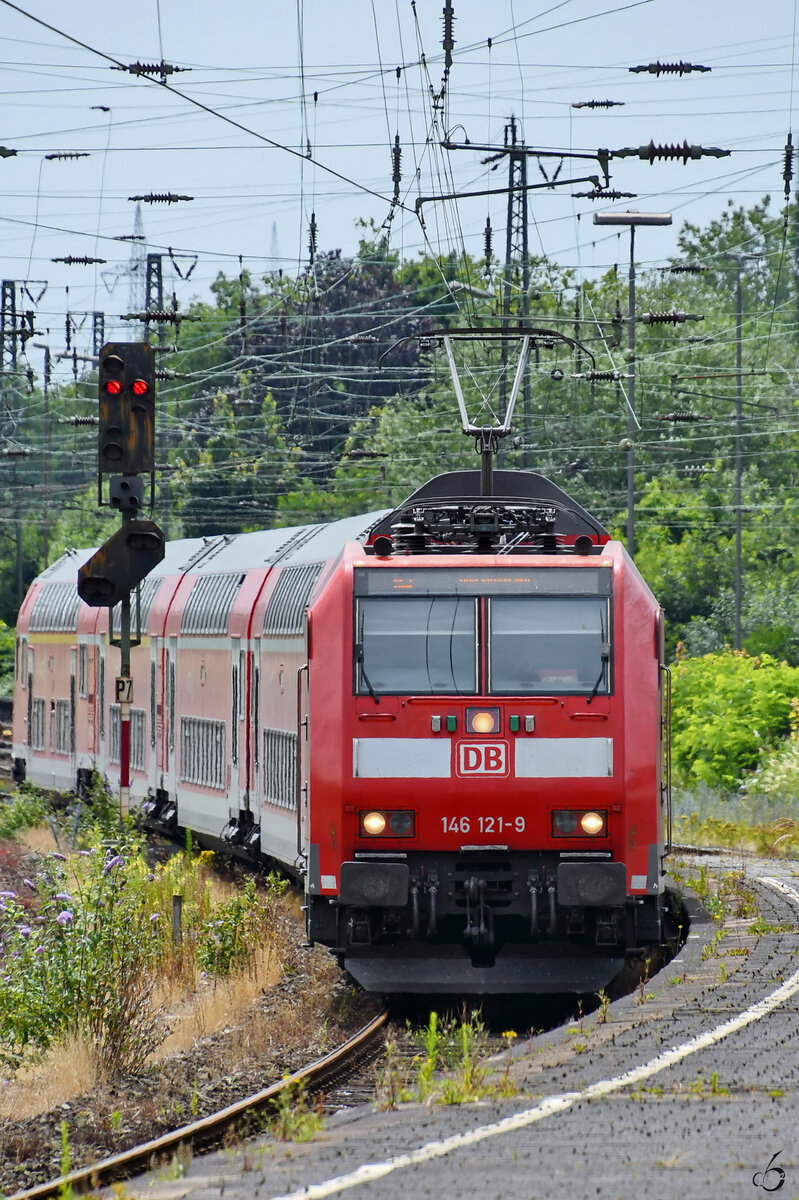 Ende Juni 2024 habe ich die Elektrolokomotive 146 121-9 mit einem Regionalexpress in Wanne-Eickel abgelichtet.