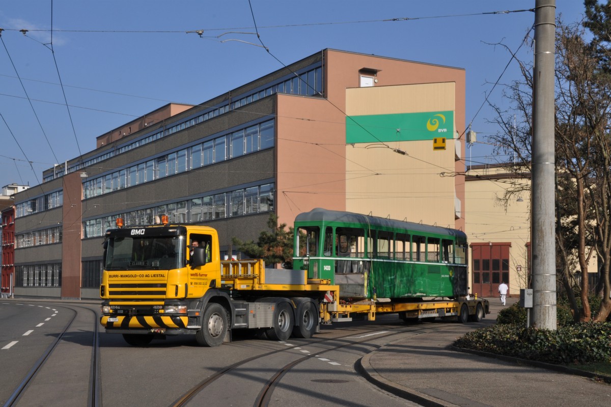 Ende Oktober hatte der B 1433 eine schwere Kollision mit einem Linien Bus an der Schifflände. Am 31.01.2014 wird er zur Firma Thommen zum Abbruch gefahren. Hier verlasst er die Hauptwerkstatt der BVB Richtung Kaiseraugst.