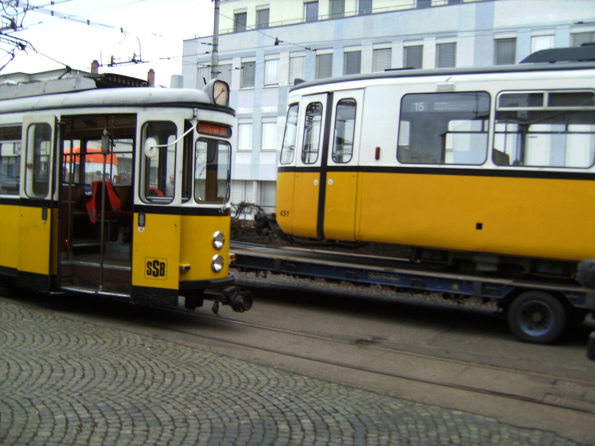 Endgültiger Abschied vom GT4 der SSB.
Hier: Verladung des GT4 451 auf einen Schwertransporter im Depot Bad Cannstatt. Zur Unterstützung beim Rangieren hilft DoT4 2041 (ex 914).