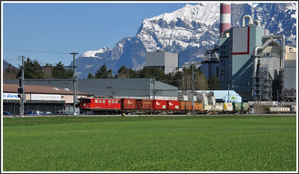 Engadiner Güterzug mit der Ge 6/6 II 702  Curia  bei Untervaz-Trimmis. (09.04.2015)