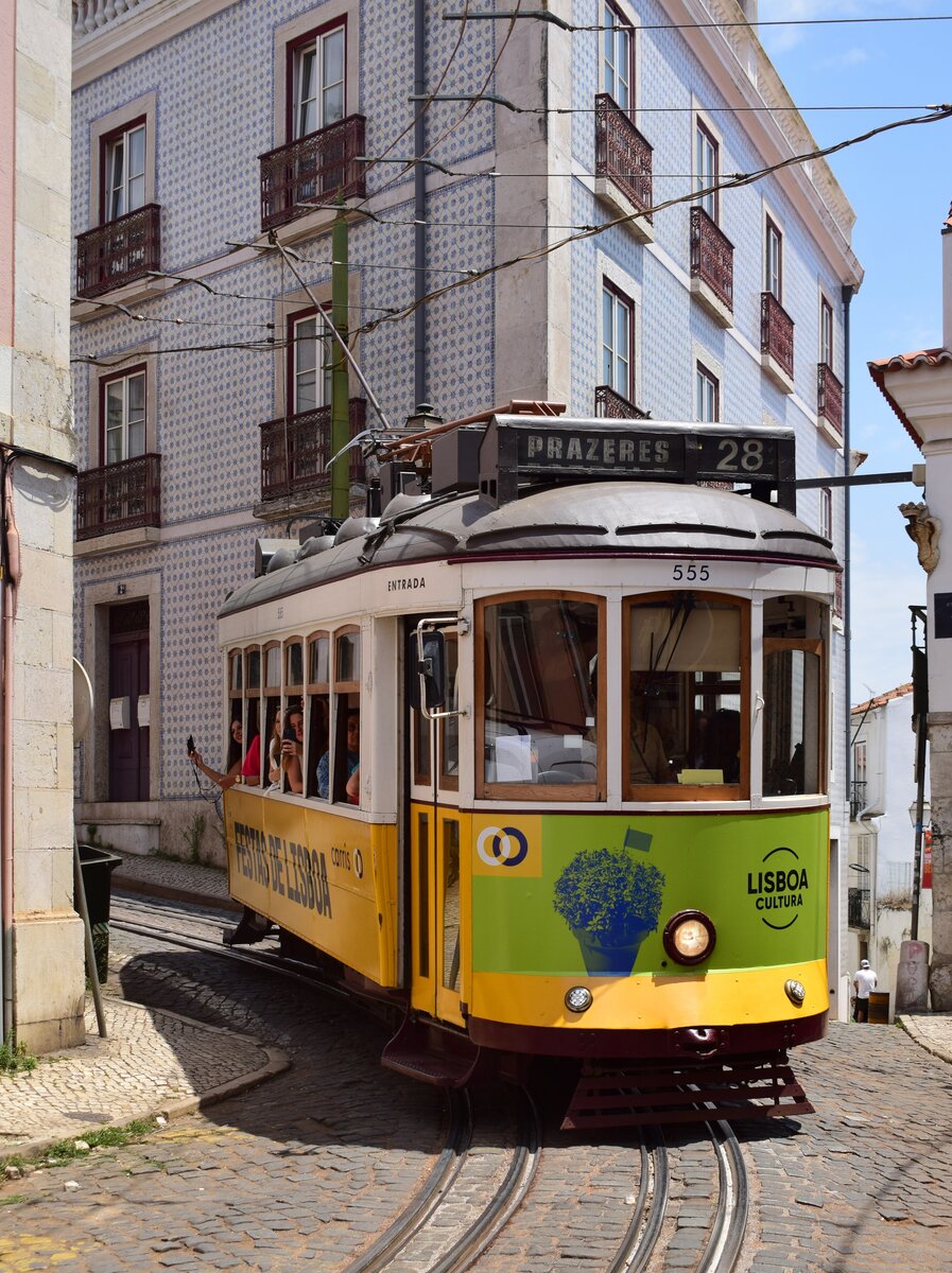 Enge Kurven und noch engere Gassen. Triebwagen 555 der Lissaboner Straßenbahn kämpft sich durch die enge Altstadtstrecke Richtung Camp Ourique Prazeres. Die Fahrzeuge des Types Remodelado wurden zwischen 1935 und 1940 gebaut und 1995/1996 umgebaut und modernisiert. Es sind nach den Ventottos die zweitältesten planmäßig eingesetzten Straßenbahnfahrzeuge in Europa. Hier biegt Triebwagen 573 von der Escolas Gerias in die Rua das Escolas Gerias ein. 

Lissabon 27.06.2024