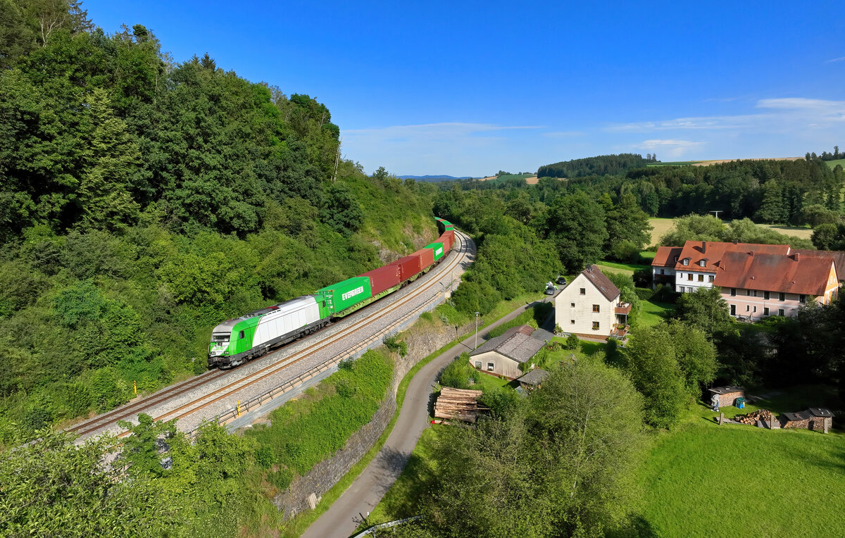 ER20-03 (223 103) mit einem Containerzug am 15.07.2024 bei Trautenberg.