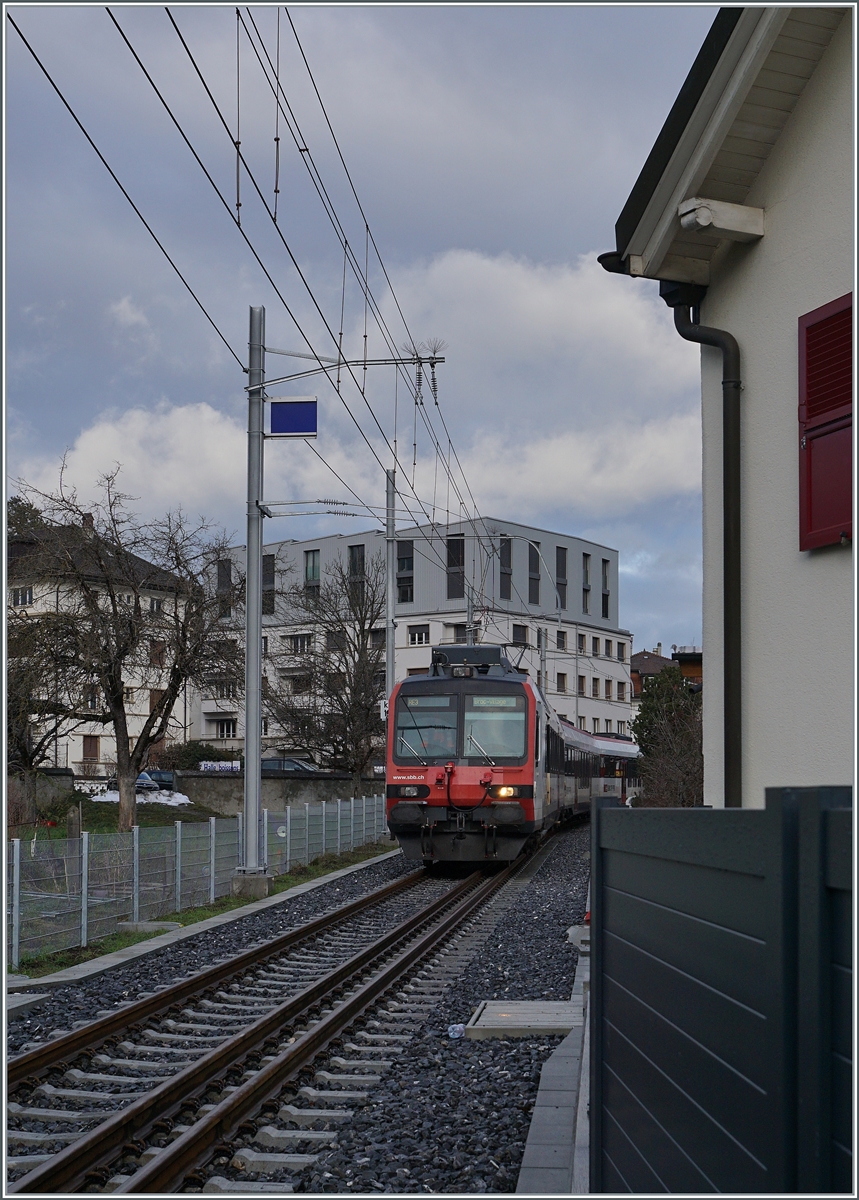 Erneut ist ein Normalspurzug auf dem Weg nach Broc, diesmal ein SBB RBDe 560  Domino  als RER 4014 von Düdingen nach Broc.
Die Aufnahme entstand bei Bahnübergang der Rue du Moléson.

22. Dezember 2022