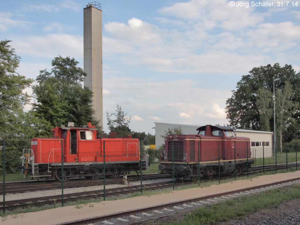 Erst nach einer halben Stunde zog V 100 1365 zum Empfangsgebäude vor. Nach ein paar letzten Rangierbewegungen wurden die Loks für die „Heimfahrt“ nach Nördlingen zusammengekuppelt. (31.7.14)