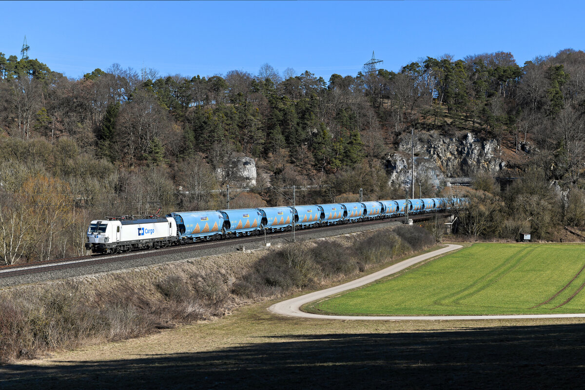 Erst seit wenigen Wochen für die ČD Cargo im Einsatz war zum Aufnahmezeitpunkt am 28. Februar 2021 die in Weiß gehaltene 193 586 von Alpha Trains. Bei Esslingen im Altmühltal konnte ich den Vectron mit einer umgeleiteten Sonderleistung fotografieren. Es handelte sich dabei um einen Ganzzug, gebildet aus den fotogenen neuen Getreidewagen von Millet. 