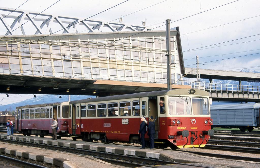 Erwartungsvoll steht das Zugpersonal des 810636 im Bahnhof Poprad Tatry am
Bahnsteig und blickt auf den einfahrenden Zug, dessen Anschluss sie in 
Richtung Stara Lubovna gewhrleisten sollen.
Die Aufnahme entstand am 2.5.2006 morgens um 07.12 Uhr. 
Oberhalb des VT ist der obere Bahnsteig der elektrischen Tatra Bahnen zu sehen,
deren Zge hier im neunzig Grad Winkel eine Etage hher ankommen.