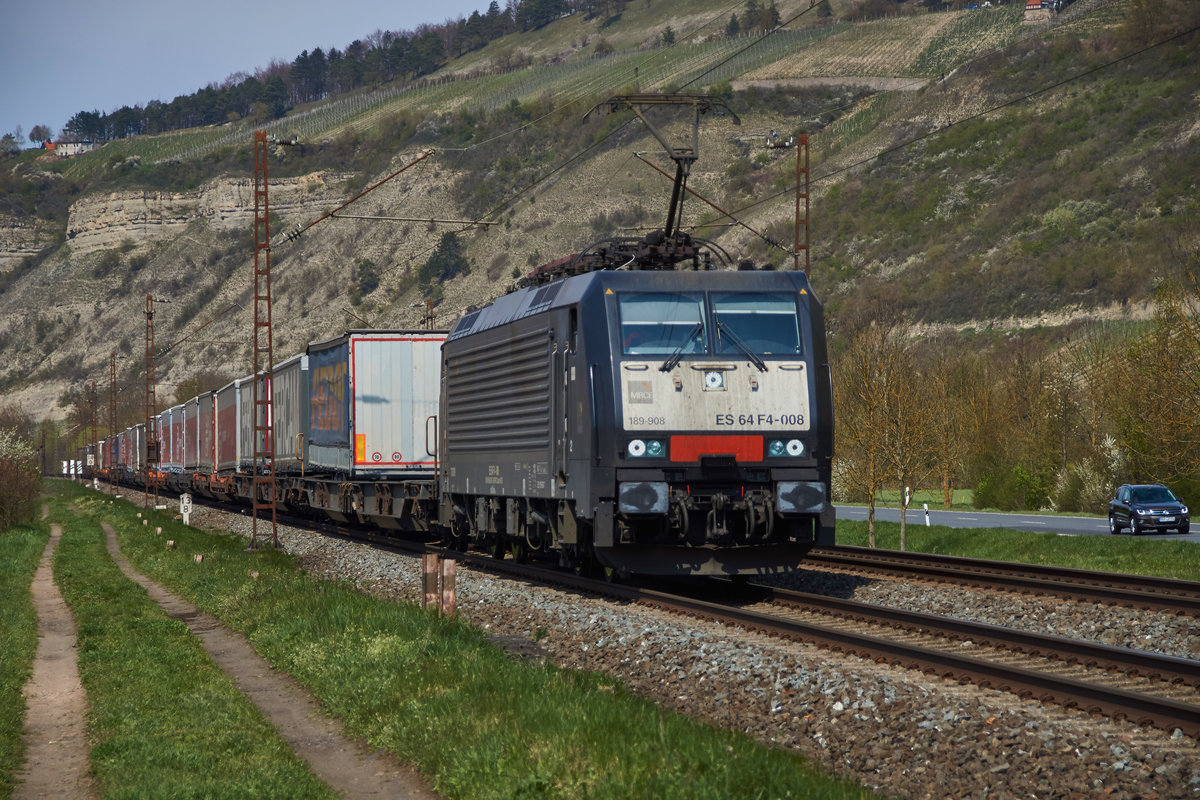 ES 64 F4-008 (189 908) von MRCE ist mit einen Aufliegerzug in Richtung München-Milbertshofen unterwegs gesehen am 12.04.16 bei Thüngersheim.