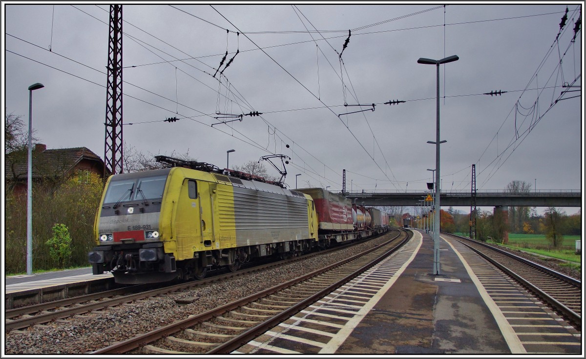 ES 64 F4-031 (189-931) hier zu sehen mit einen Aufliegerzug in Retzbach-Zellingen am 11.11.14.