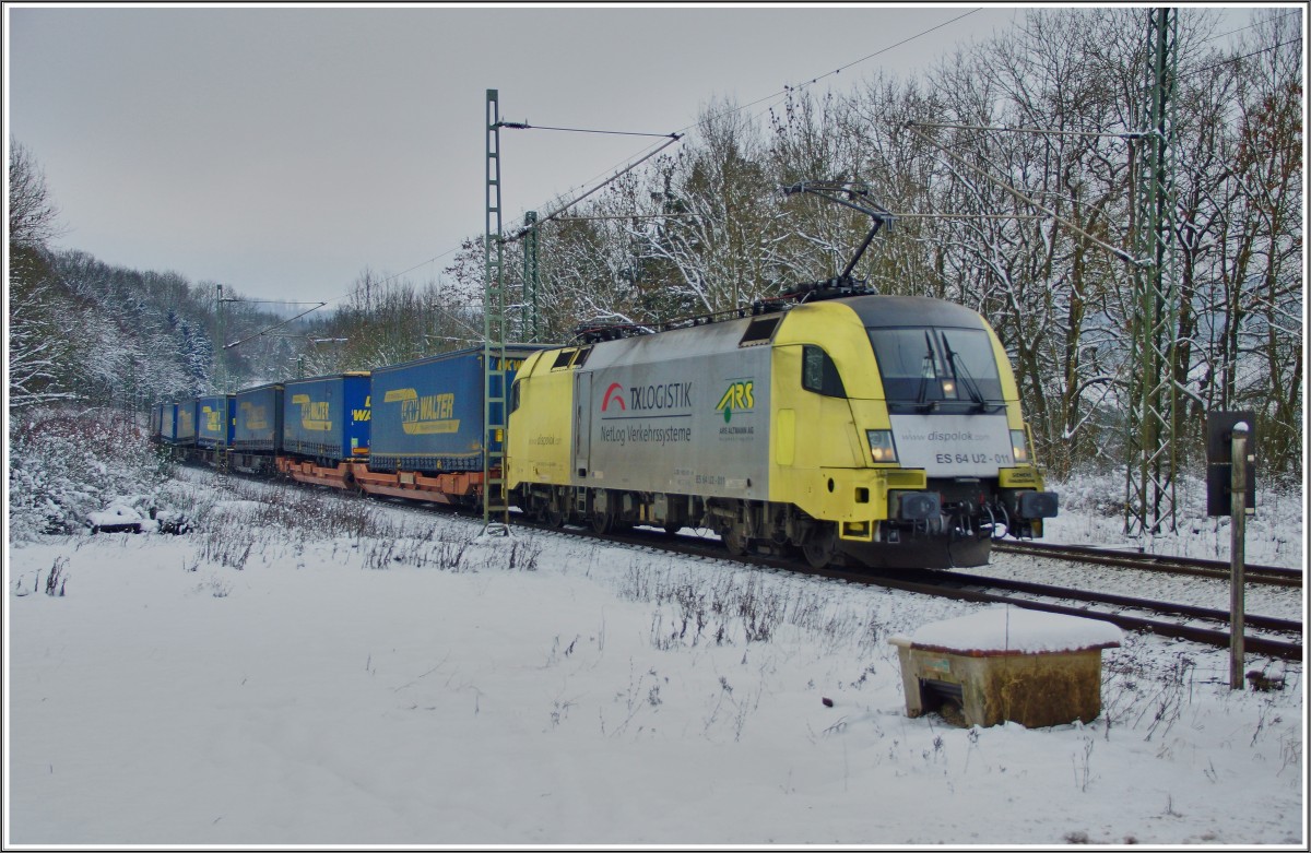 ES 64 U2-011 (182 511) von TXLogistik von Süden komment und weiter in Richtung Fulda fahrent gesehen am 19.01.16 in Vollmerz.