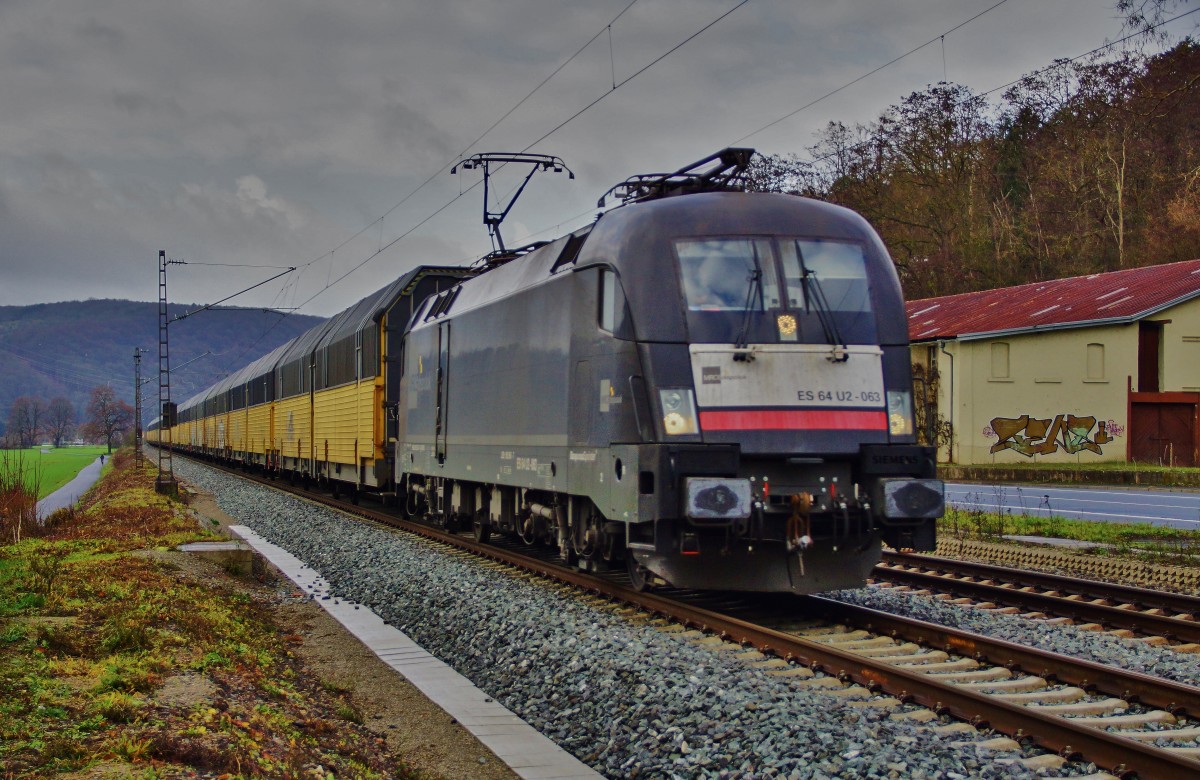 ES 64 U2-063 (182 563) von MRCE ist am 09.12.15 mit einen Altmannautozug in Richtung Würzburg unterwegs gesehen am 09.12.15 bei Gambach.