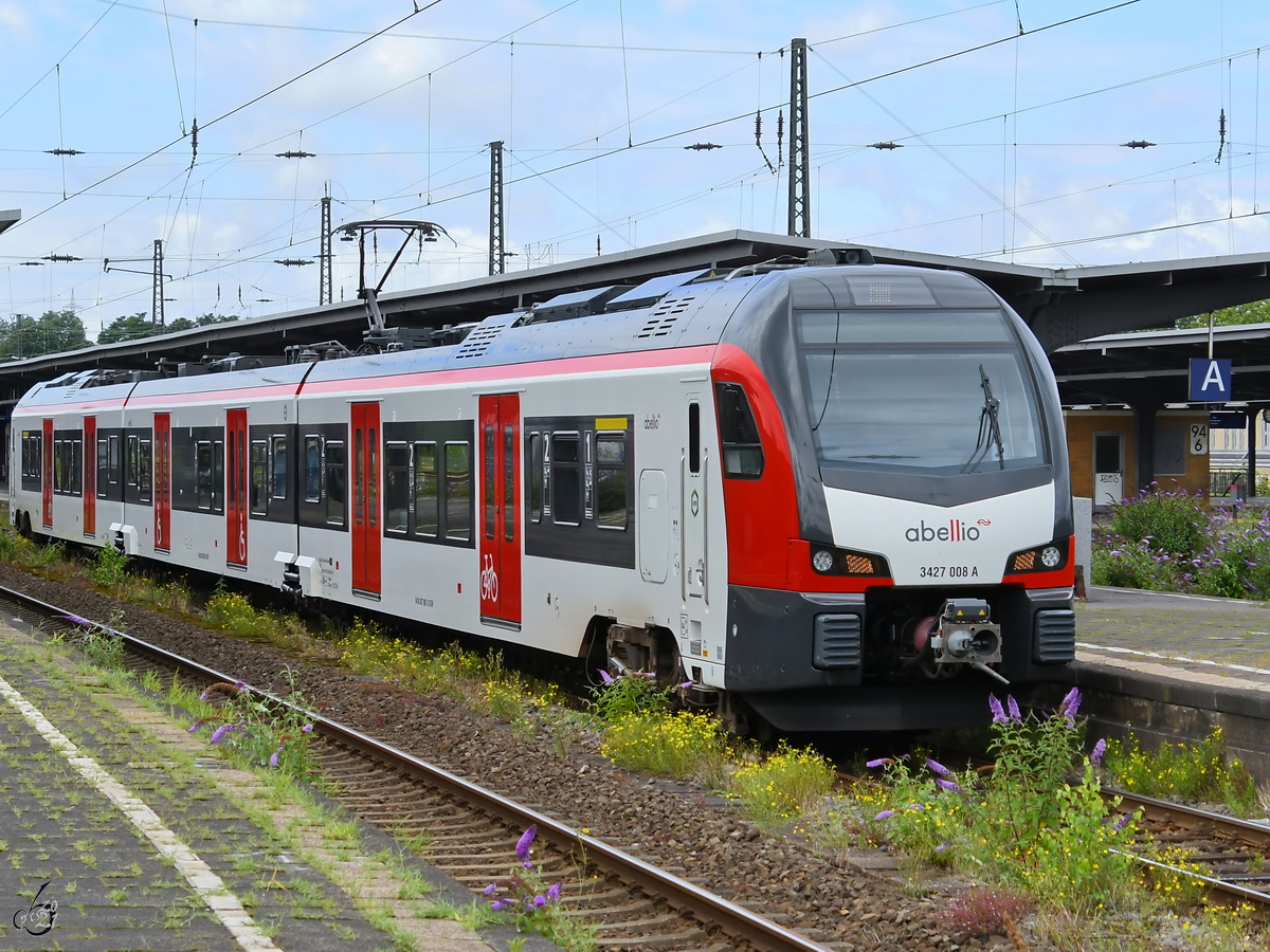 Es grünt so grün in Wanne-Eickel. Im Bild der Abellio-Triebzug 3427 008 bei der Abfahrt vom Hauptbahnhof. (August 2021)