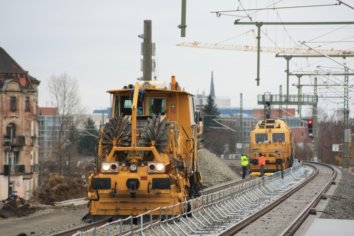 Es wird krftig gearbeitet am Bau der neuen Trasse in Dresden Pieschen. Dies knnte eine Schotterprofiliermaschine sein, sicher bin ich mir aber nicht???, 30.11.2013,13:48 Uhr  