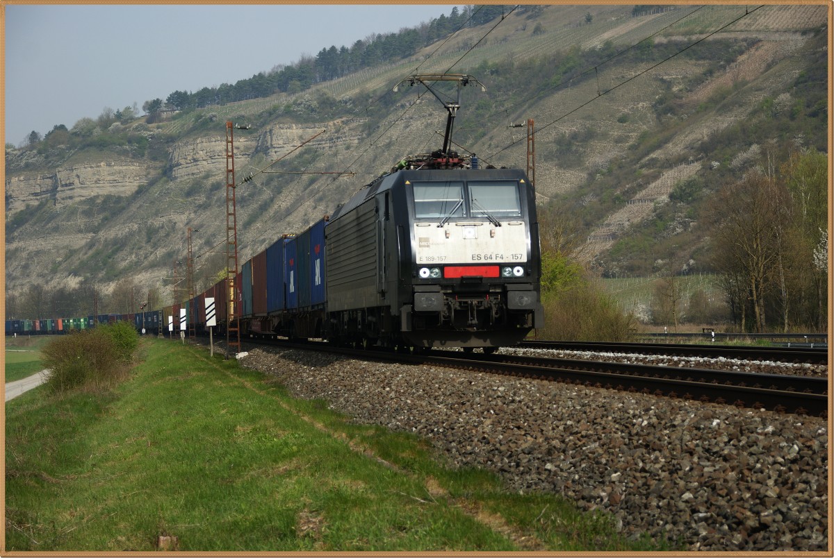 ES64 F4-157 (189 157) mit einen Aufliegerzug am 01.04.14 bei Thüngersheim.