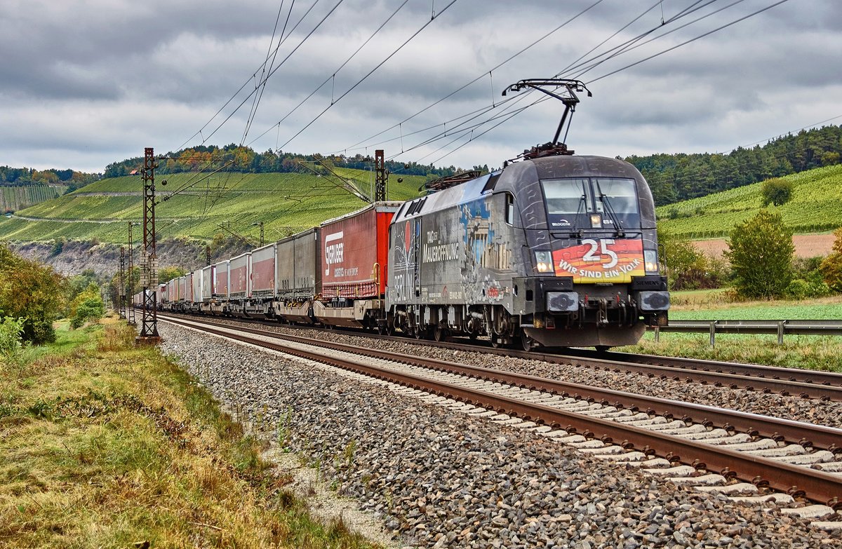 ES64 U2-060 (182 560)mit der Werbung  Wir sind das Volk  ist am 13.10.16 mit einen Aufliegerzug bei Himmelstadt zu sehen.