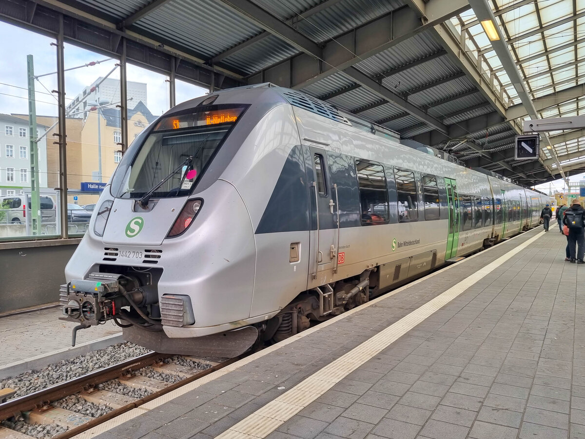 ET 1442 703 mit der S 3 nach Halle-Nietleben in Halle (Saale) Hbf, 05.10.2024.