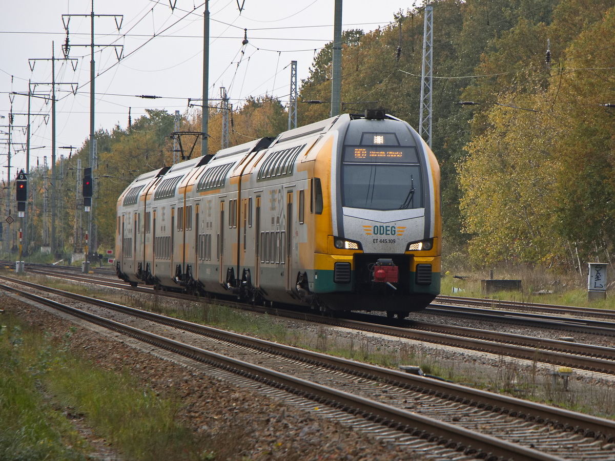 ET 145.109 der ODEG am 27. Oktober 2024 bei Diedersdorf auf der Fahrt zum Bahnhof Baruth (Markt)