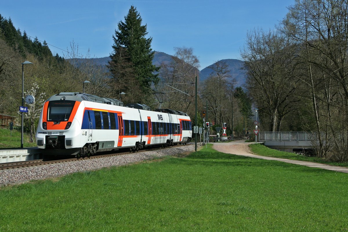 ET 151 als SWE 72529 von Bad Krozingen nach Münstertal am Nachmittag des 29.03.17 beim Verlassen des Haltepunktes Etzenbach.