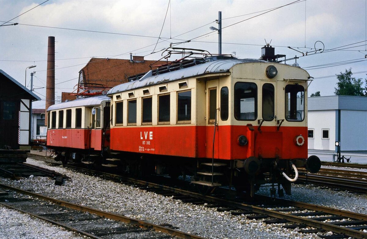 ET 24 102 der Lokalbahn Lambach - Vorchdorf-Eggenberg (Vorchdorferbahn) vor der Hauptwerkstatt Vorchdorf. Ob der ET 20.105, der am ET 24 102 hing, dort wiederhergestellt wurde, weiß ich leider nicht.
Datum: 06.04.1986.